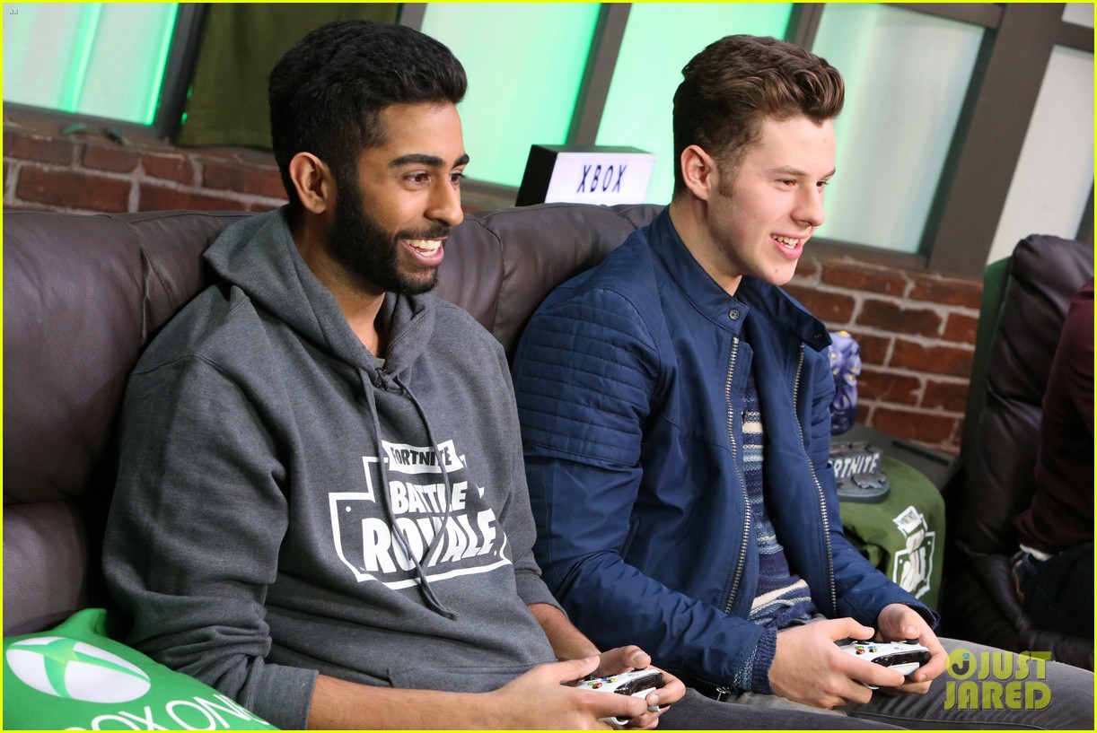 nolan gould joins xbox live sessions to play fortnite 02