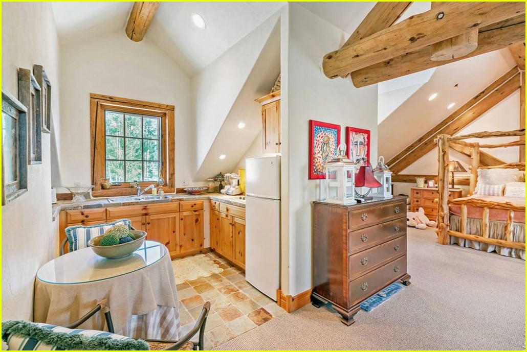 take a look inside ariana grandes amazing airbnb in colorado 02