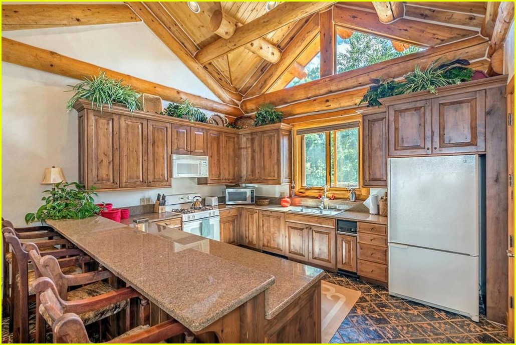 take a look inside ariana grandes amazing airbnb in colorado 19