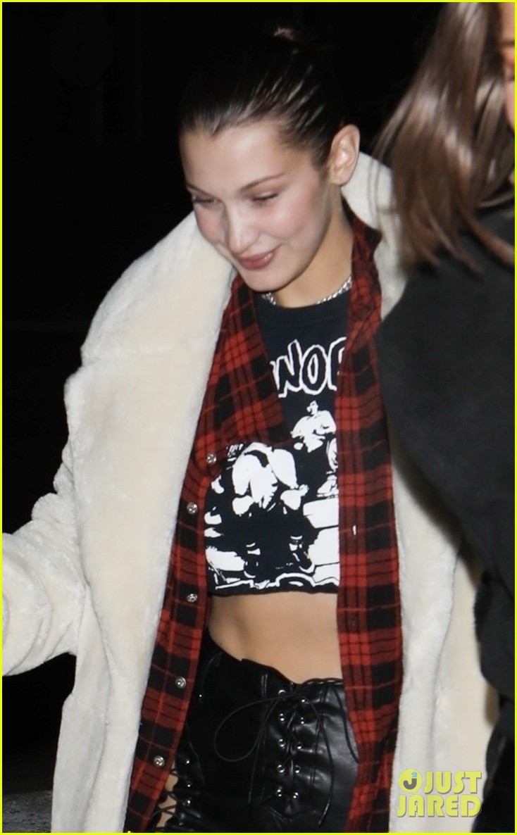 bella hadid shows off her incredible style in aspen 04
