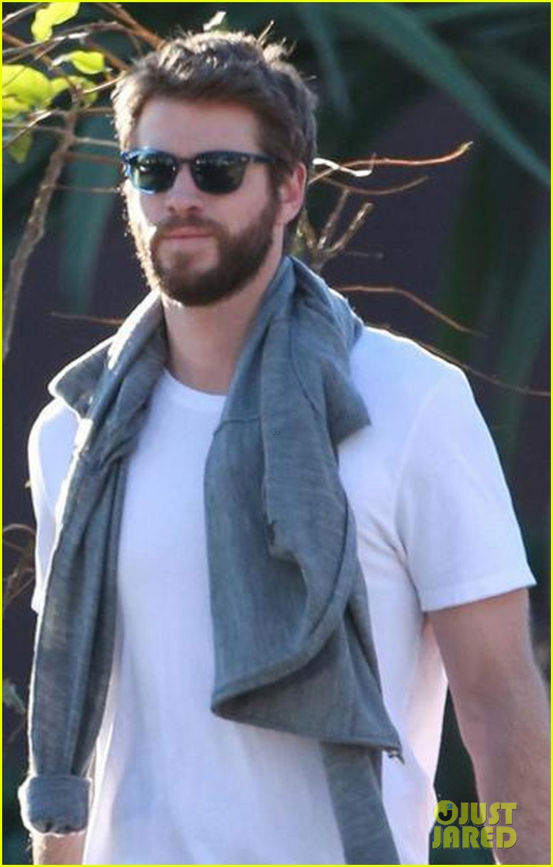 liam hemsworth gets his christmass shopping done 02