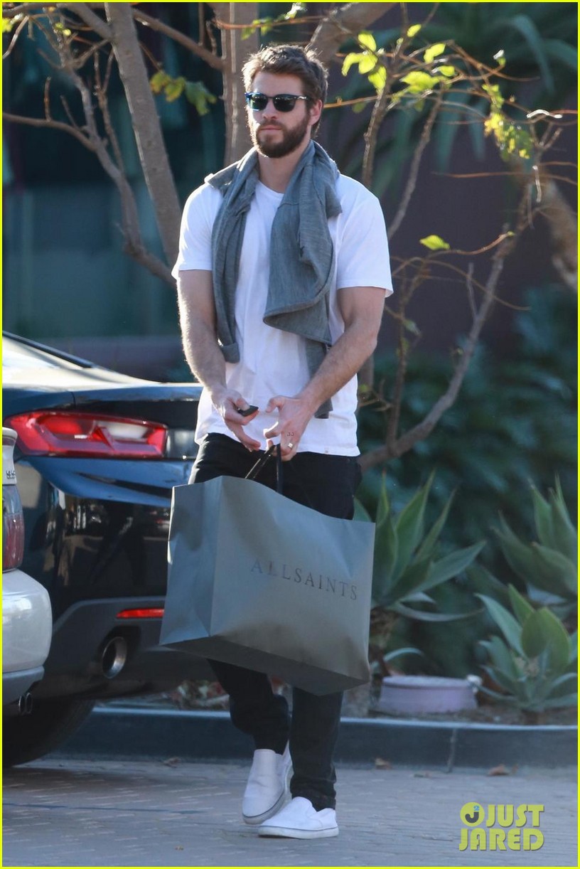 liam hemsworth gets his christmass shopping done 03