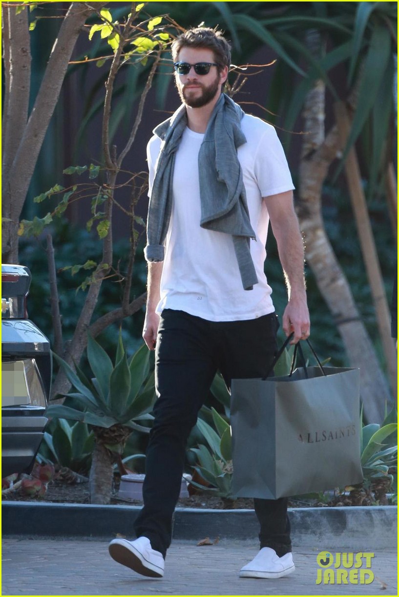 liam hemsworth gets his christmass shopping done 05