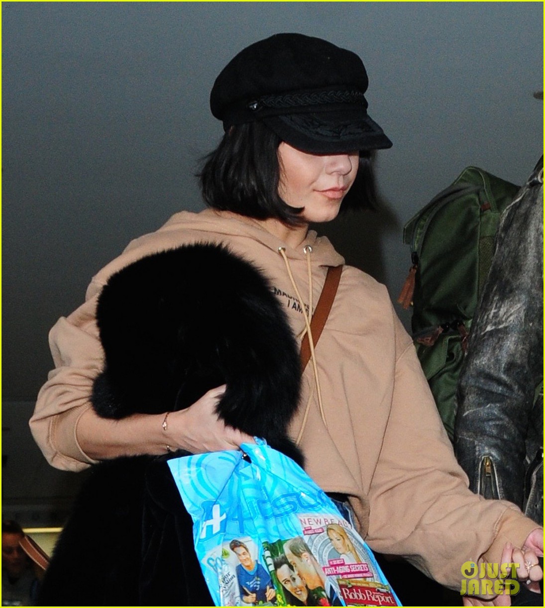 vanessa hudgens austin butler fly back to la after second act wrap 01