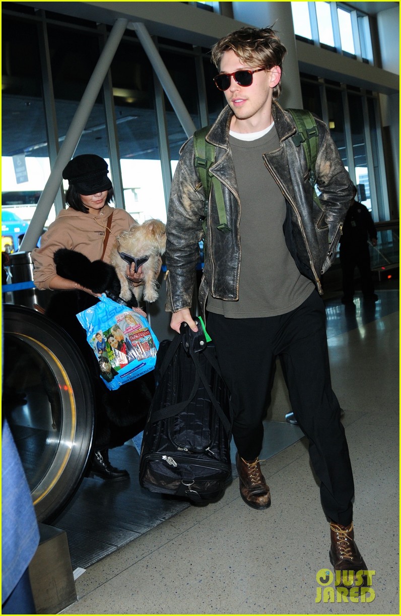vanessa hudgens austin butler fly back to la after second act wrap 02