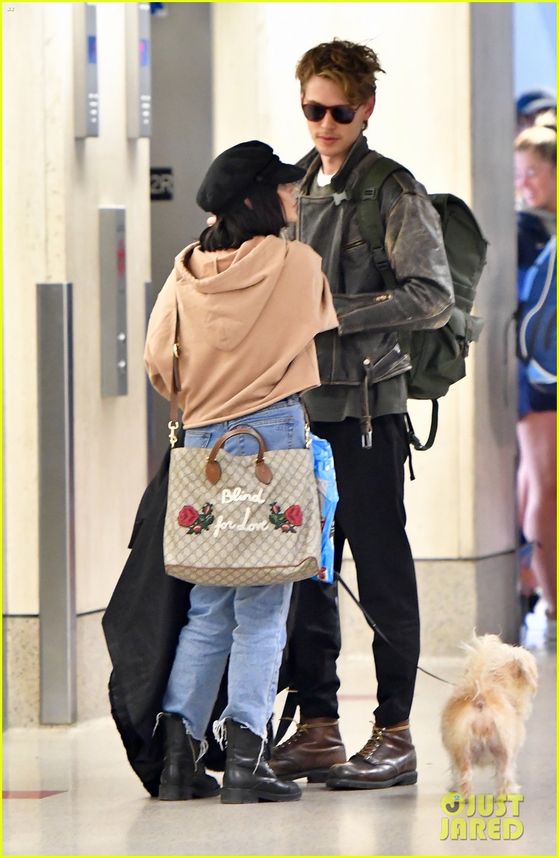 vanessa hudgens austin butler fly back to la after second act wrap 04