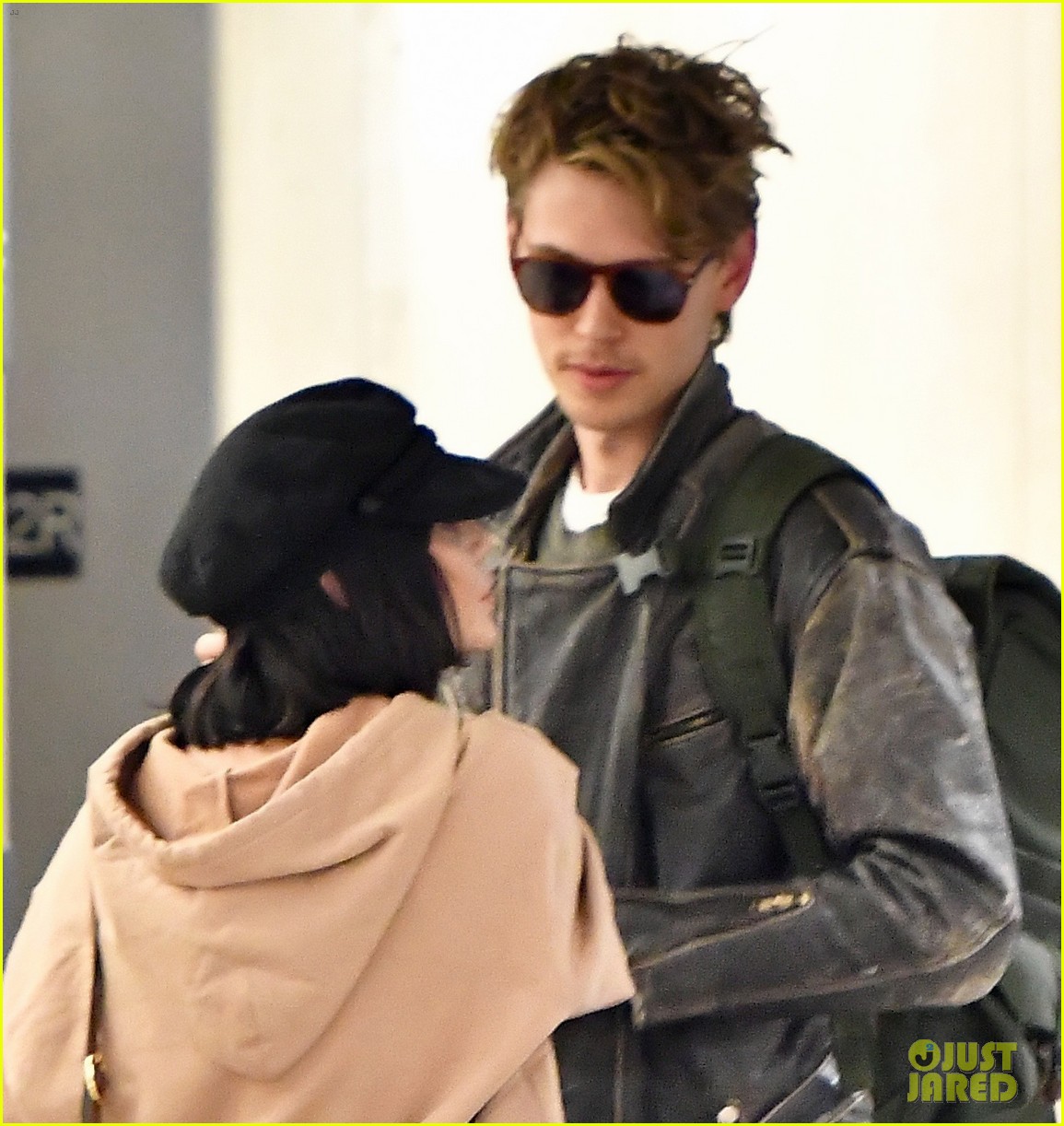 vanessa hudgens austin butler fly back to la after second act wrap 05
