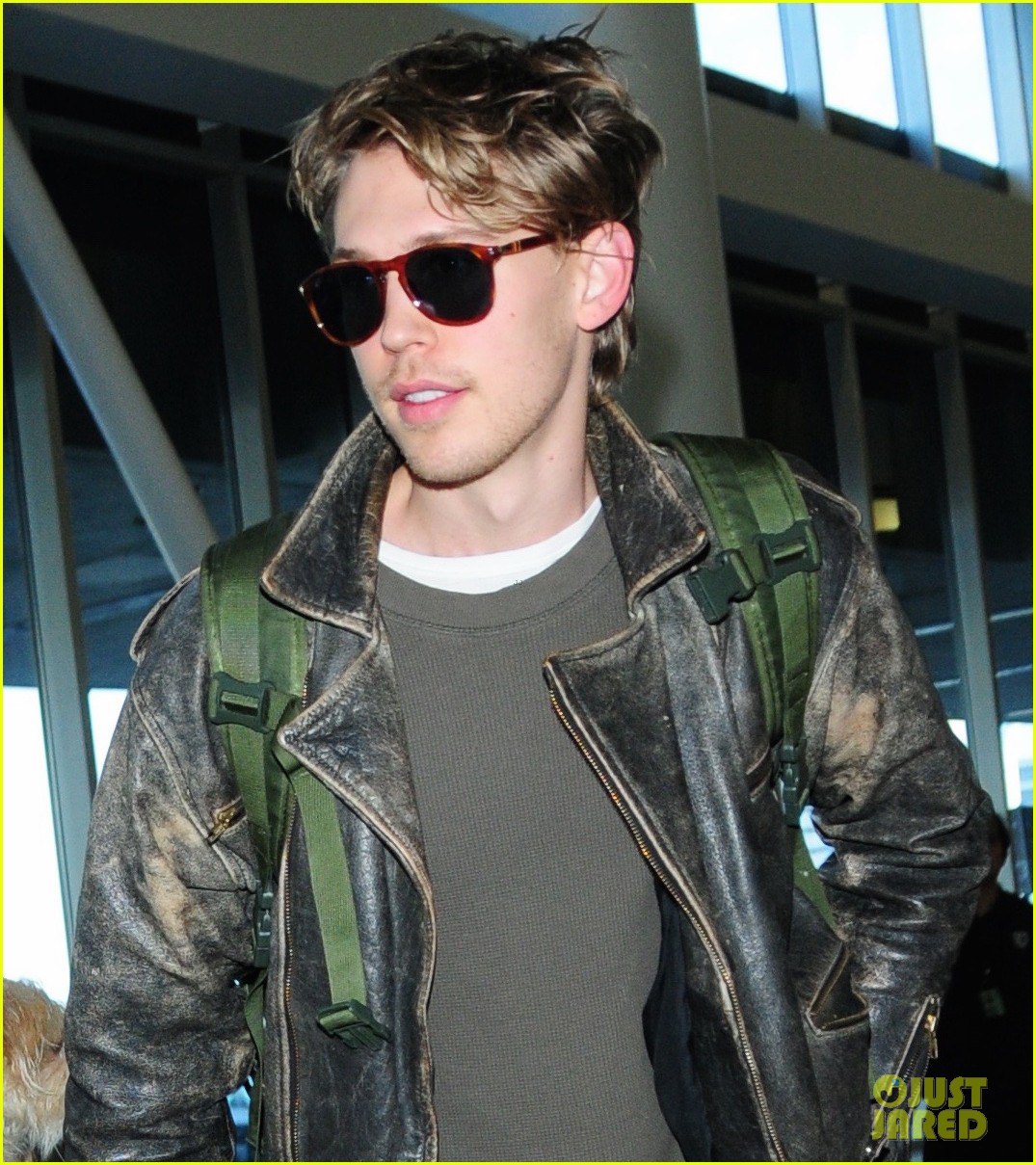 vanessa hudgens austin butler fly back to la after second act wrap 06