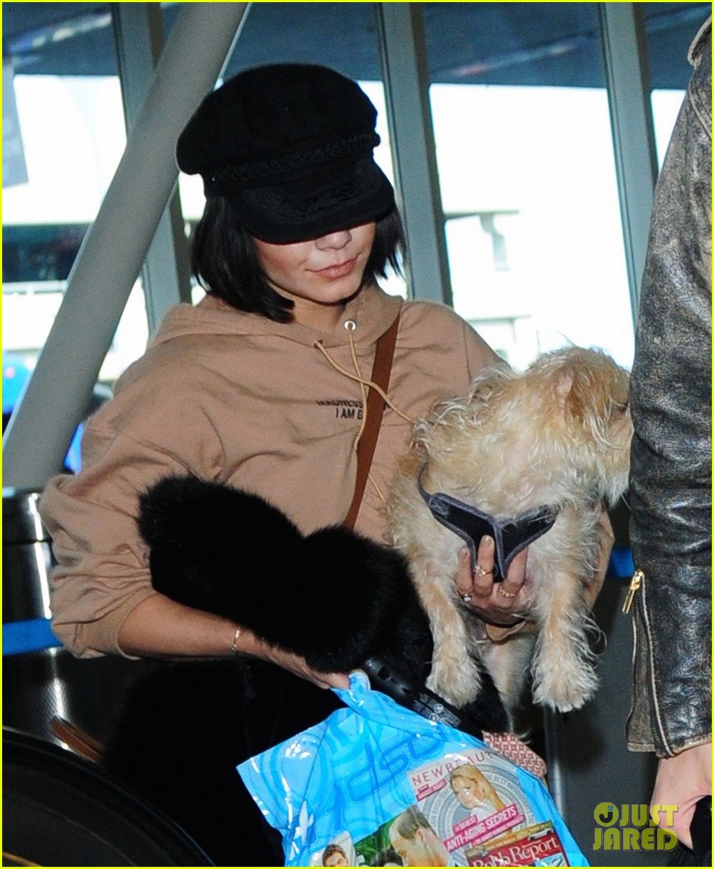 vanessa hudgens austin butler fly back to la after second act wrap 08