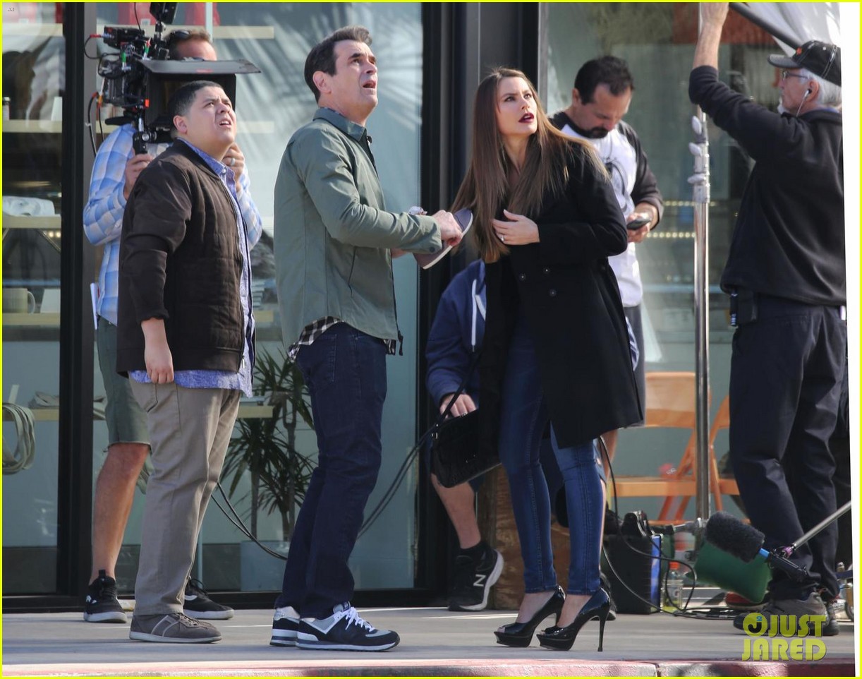 sarah hyland nolan gould and rico rodriguez film new modern family scenes 11