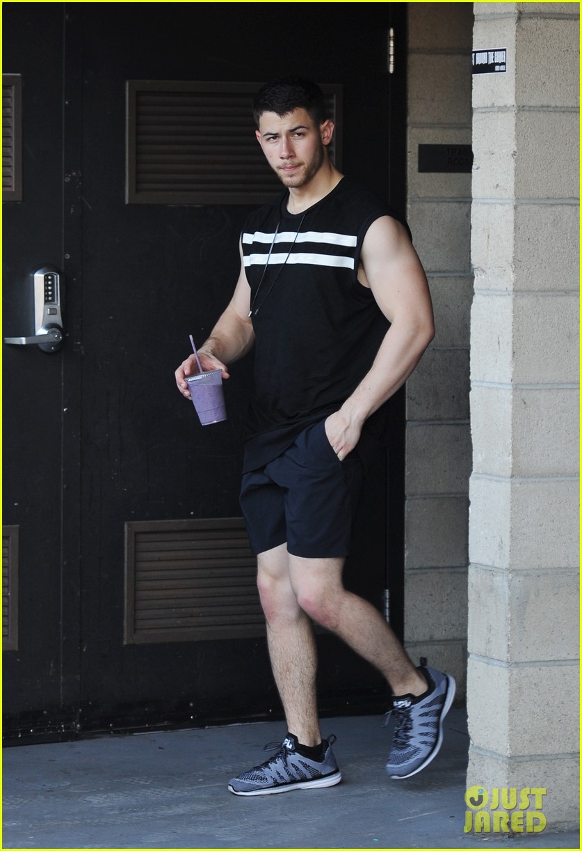 nick jonas workouts are clearly paying off 01