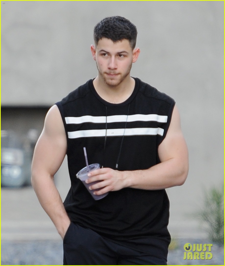 nick jonas workouts are clearly paying off 02