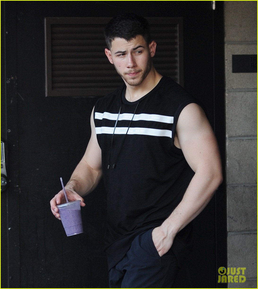 nick jonas workouts are clearly paying off 22