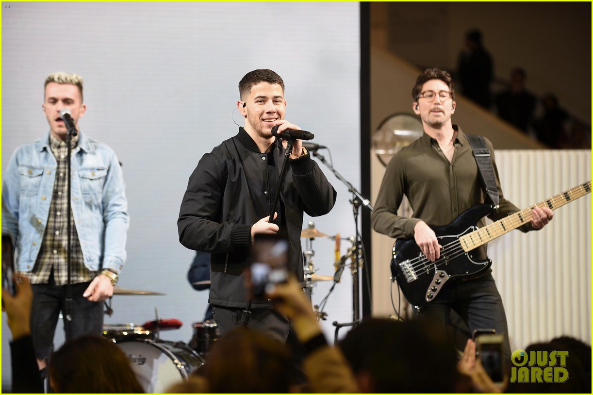 nick jonas surprises fans with performance of his golden globe nominated song 01