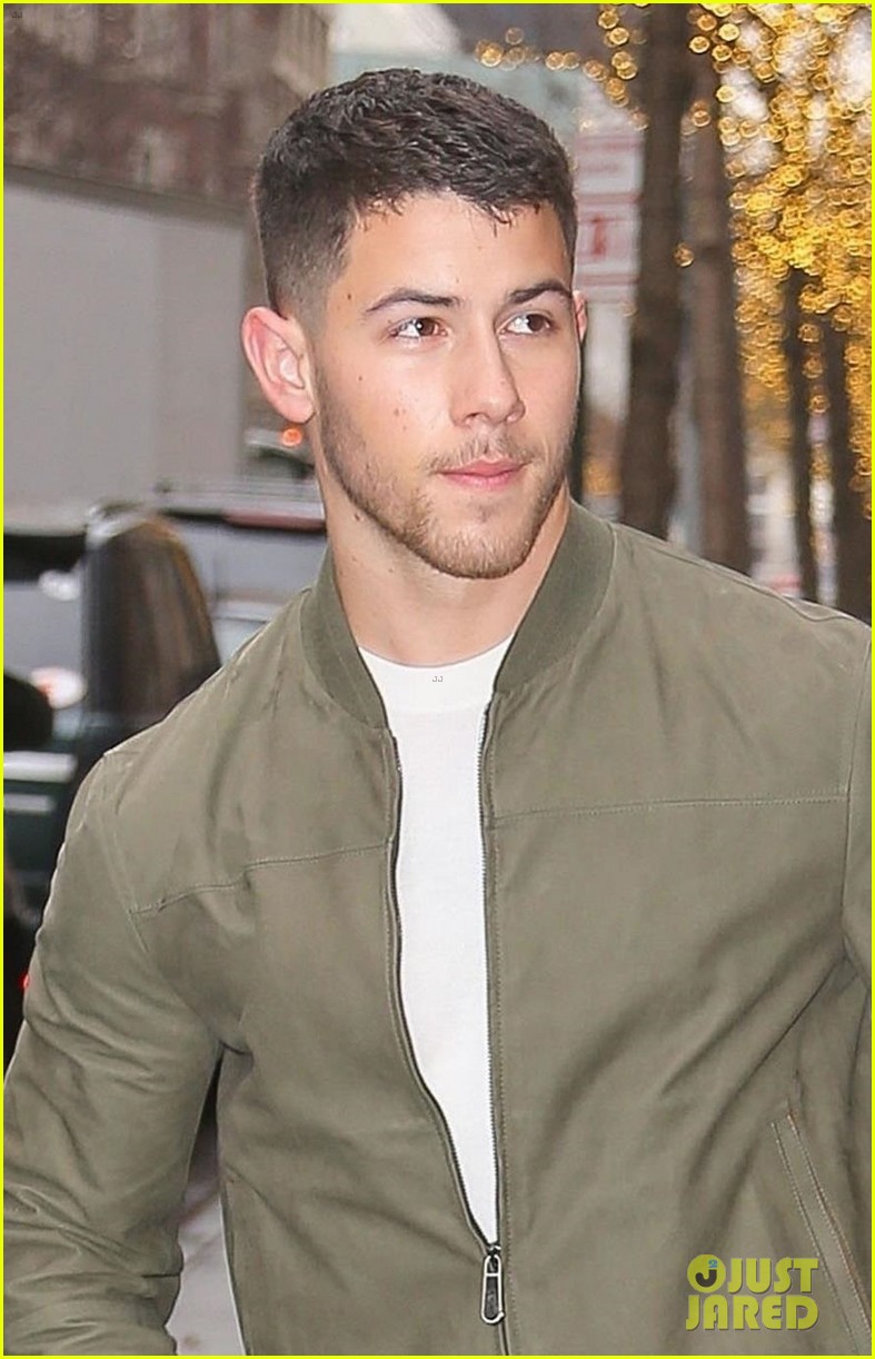 nick jonas surprises fans with performance of his golden globe nominated song 02