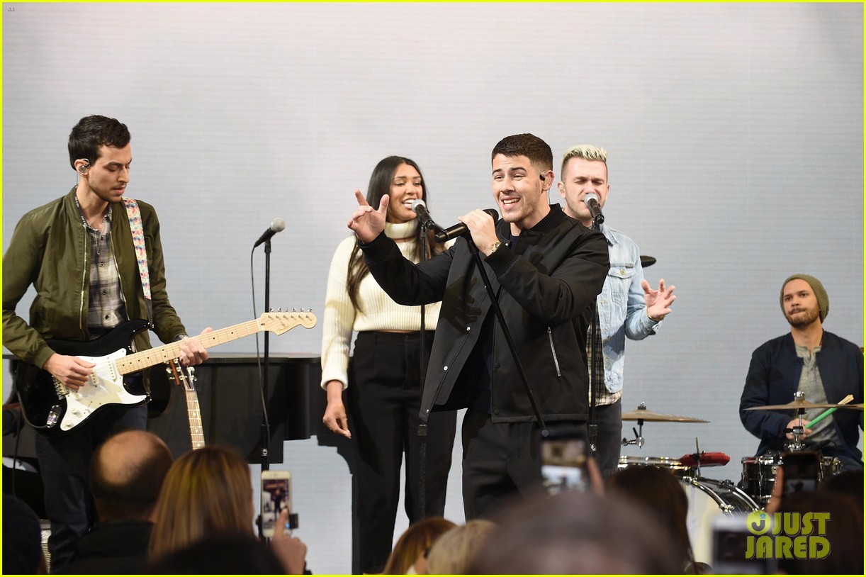 nick jonas surprises fans with performance of his golden globe nominated song 03