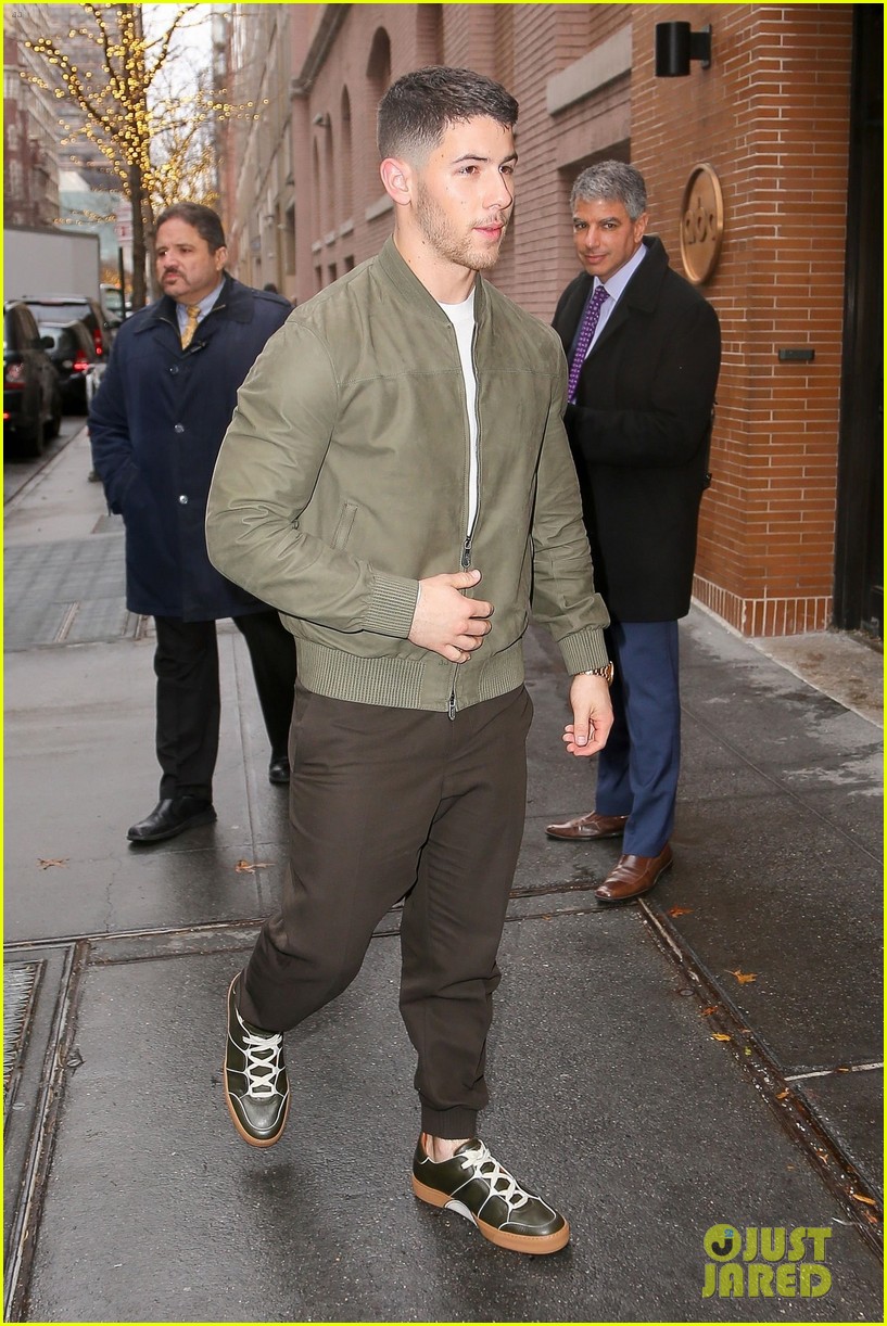 nick jonas surprises fans with performance of his golden globe nominated song 05