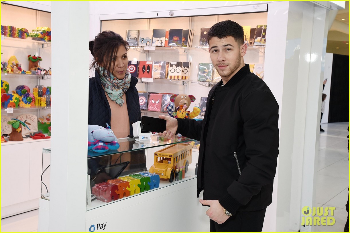 nick jonas surprises fans with performance of his golden globe nominated song 06