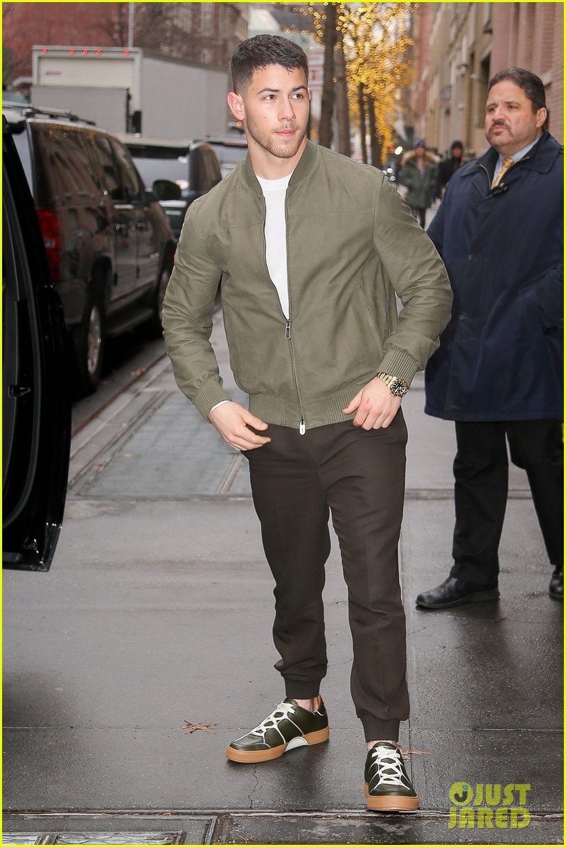 nick jonas surprises fans with performance of his golden globe nominated song 10