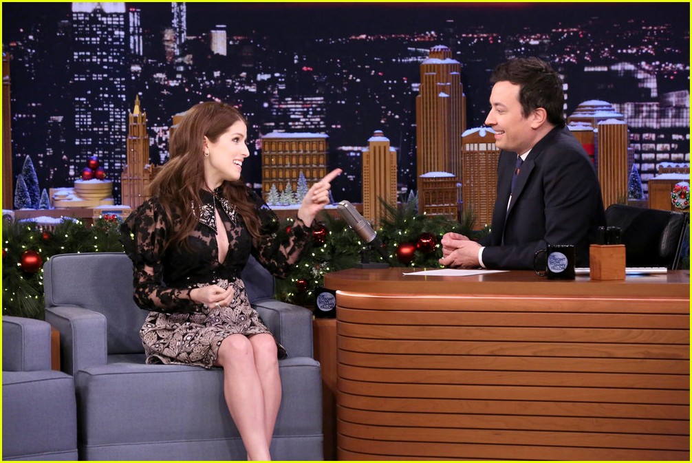 anna kendrick and jimmy fallon sing christmas with classroom instruments 05