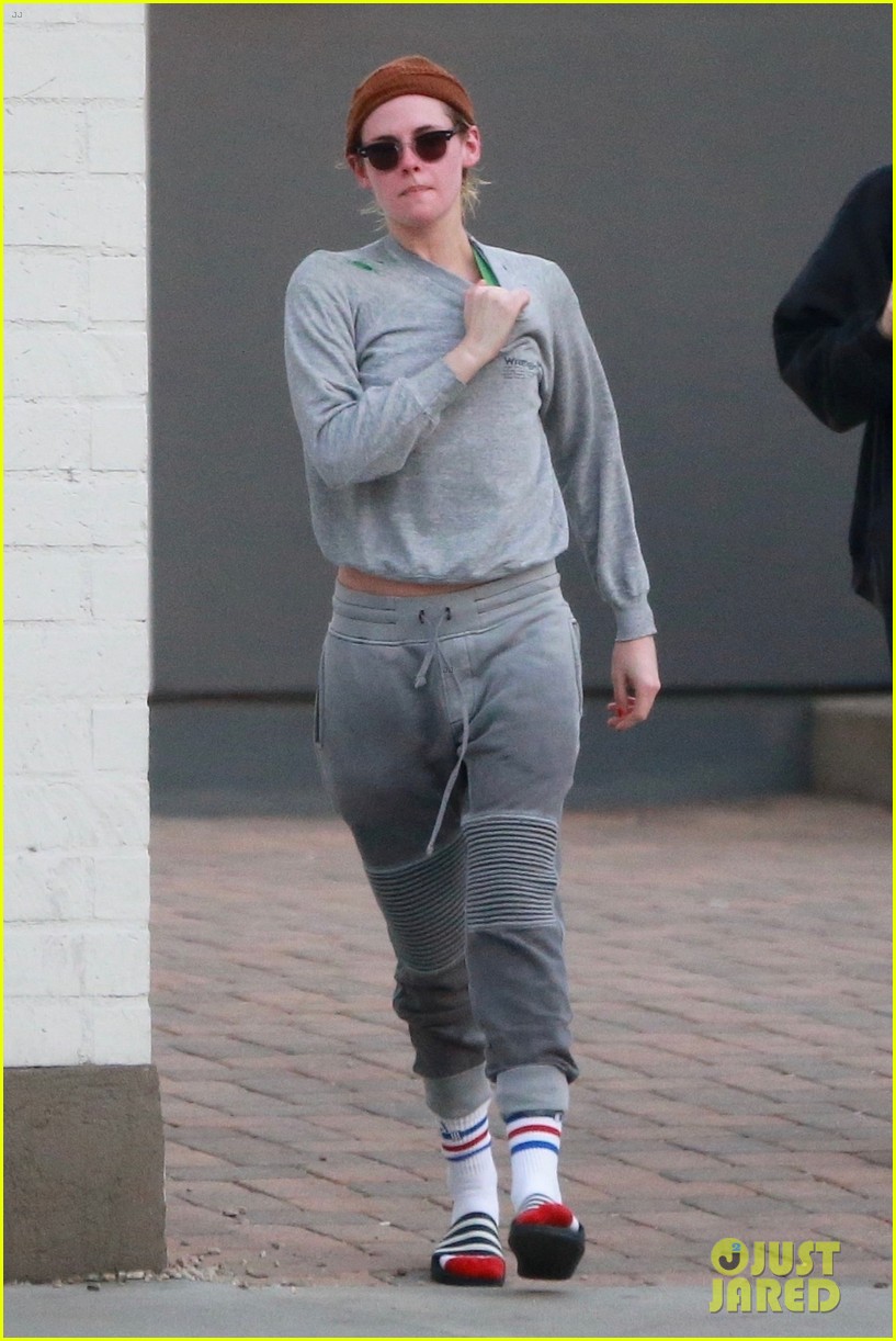 kristen stewart bares stomach in crop top after spa session 03