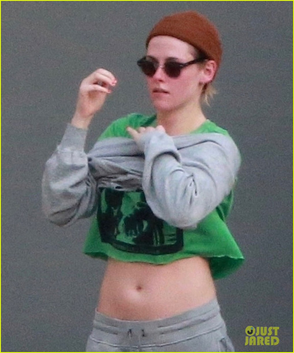kristen stewart bares stomach in crop top after spa session 04