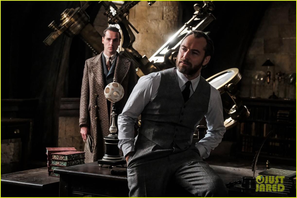 jude law johnny depp featured in new fantastic beasts the crimes of grindelwald images 04