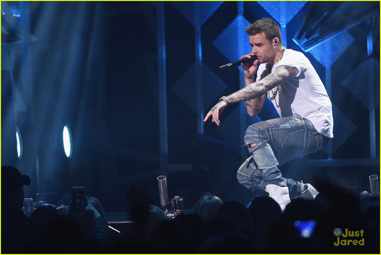 liam payne sings niall horan slow hands philly jingle ball 07