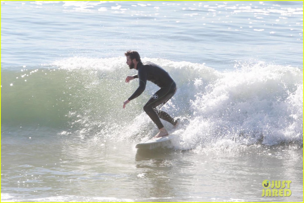 liam hemsworth surfing 05