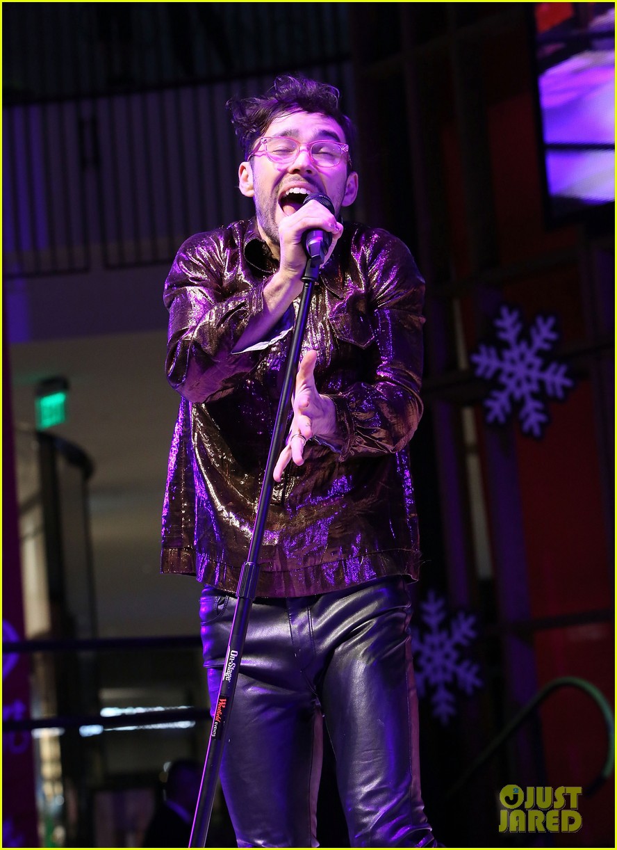 max performs last show of 2017 at westfield century city holiday concert 03