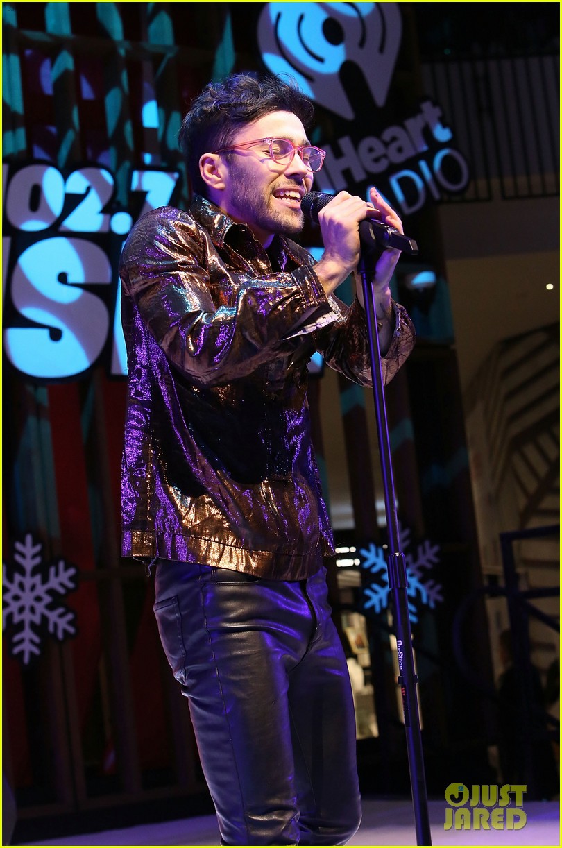 max performs last show of 2017 at westfield century city holiday concert 05