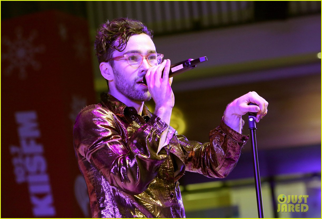max performs last show of 2017 at westfield century city holiday concert 06