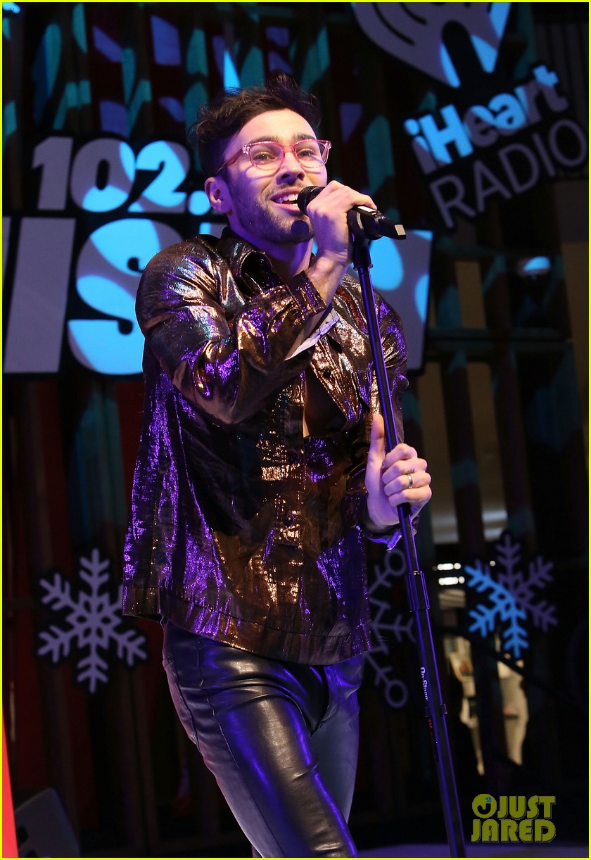 max performs last show of 2017 at westfield century city holiday concert 07