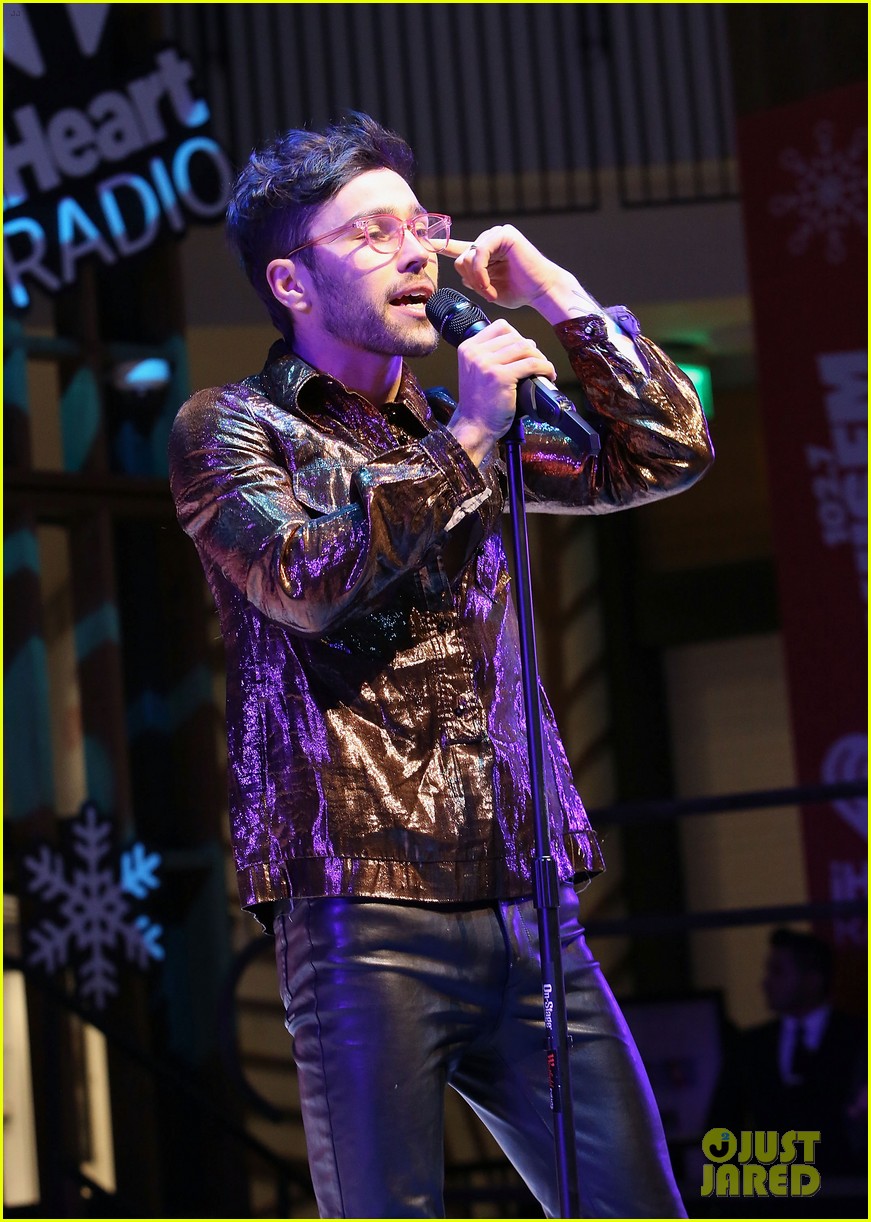 max performs last show of 2017 at westfield century city holiday concert 10
