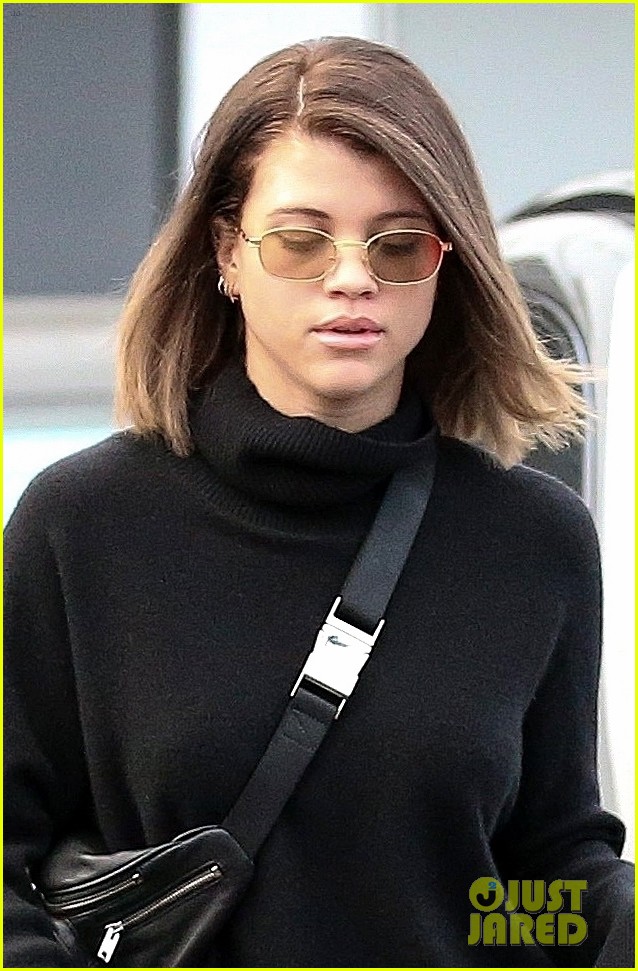 sofia richie leaves salon with new brunette hair 04