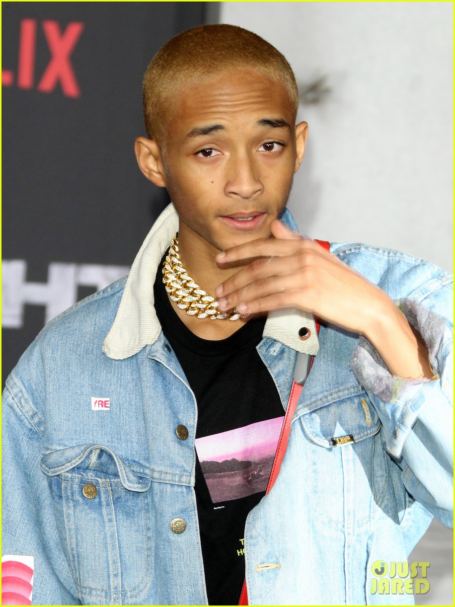 jaden smith supports his dad will at the premiere of bright 04