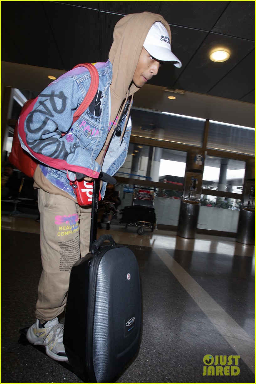 jaden smith jets out of lax airport ahead of the holidays 01