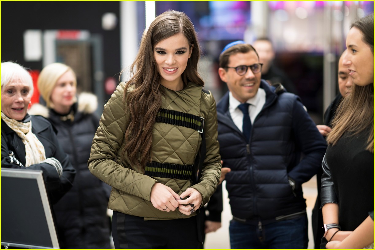 hailee steinfeld performs let me go on fallon watch her last performance of 2017 03