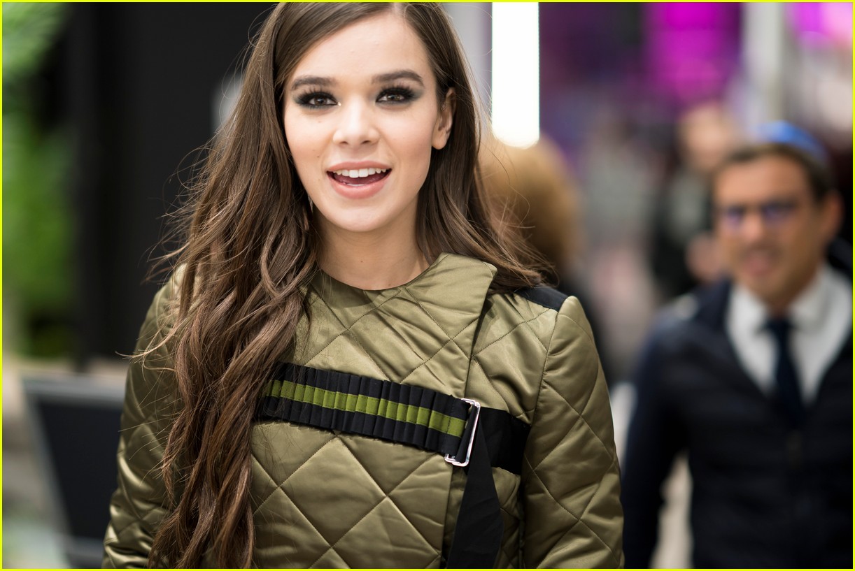 hailee steinfeld performs let me go on fallon watch her last performance of 2017 18