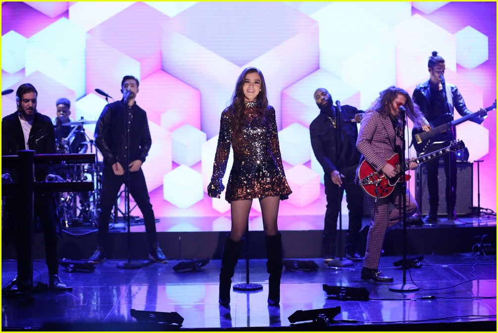 hailee steinfeld performs let me go on fallon watch her last performance of 2017 28