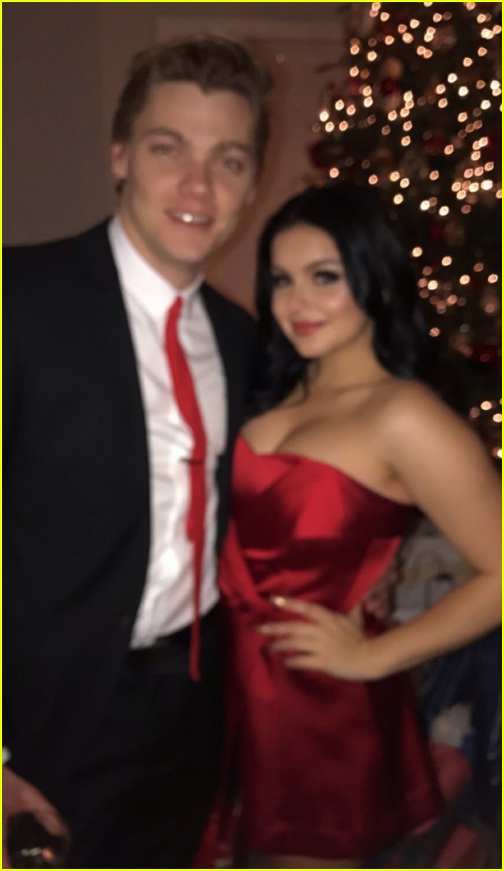 ariel winter shares romantic photos from christmas with boyfriend levi meaden 01