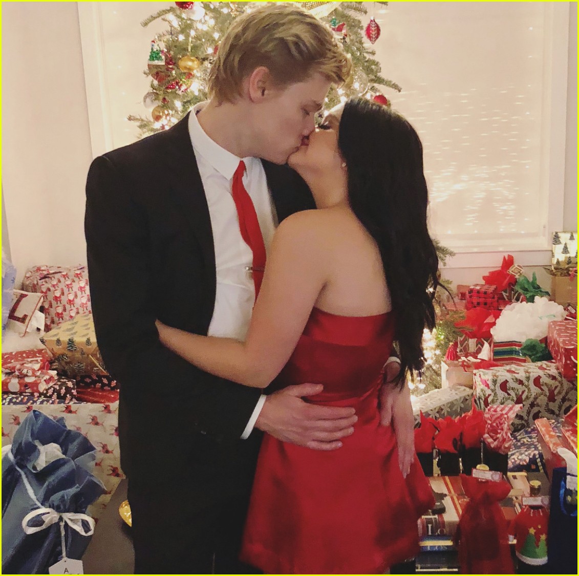 ariel winter shares romantic photos from christmas with boyfriend levi meaden 04