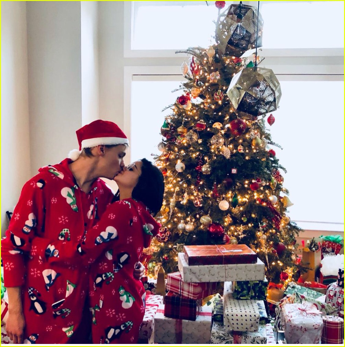 ariel winter shares romantic photos from christmas with boyfriend levi meaden 05