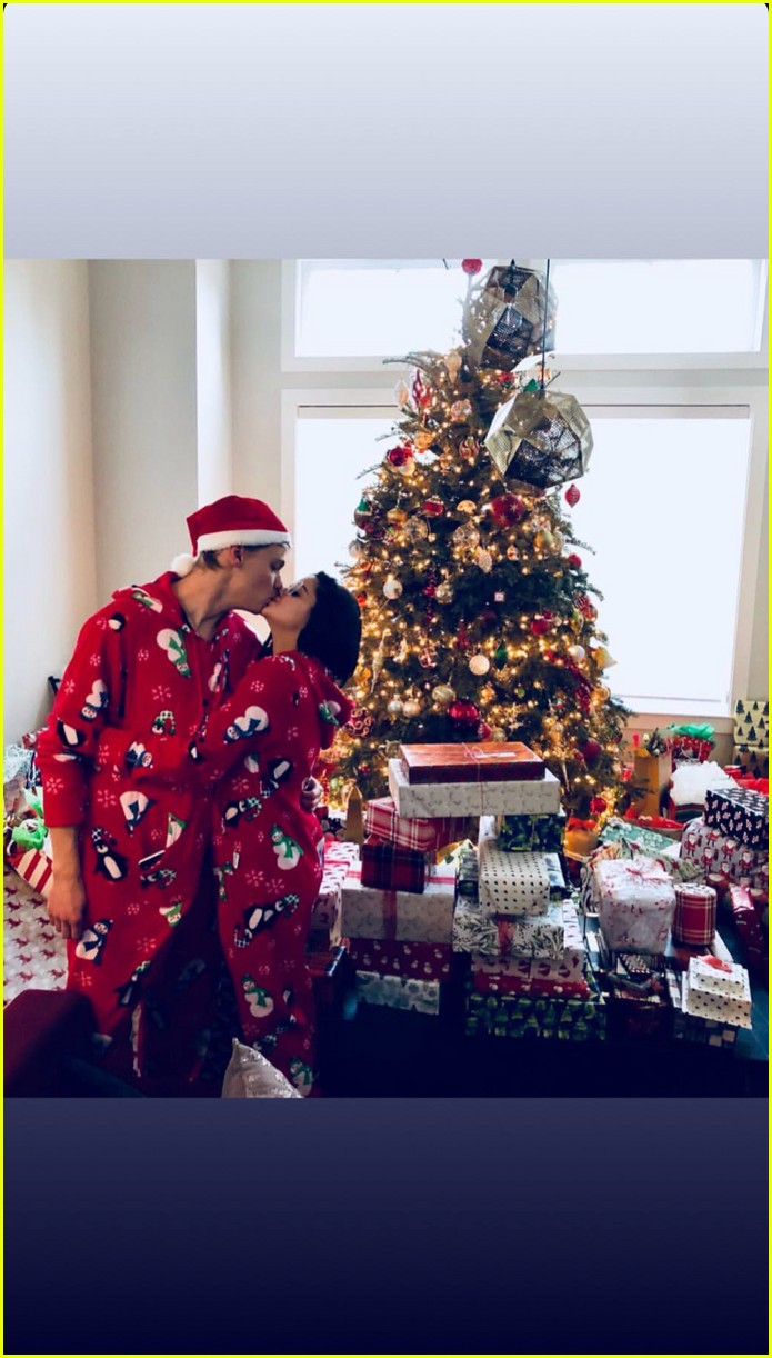 ariel winter shares romantic photos from christmas with boyfriend levi meaden 08
