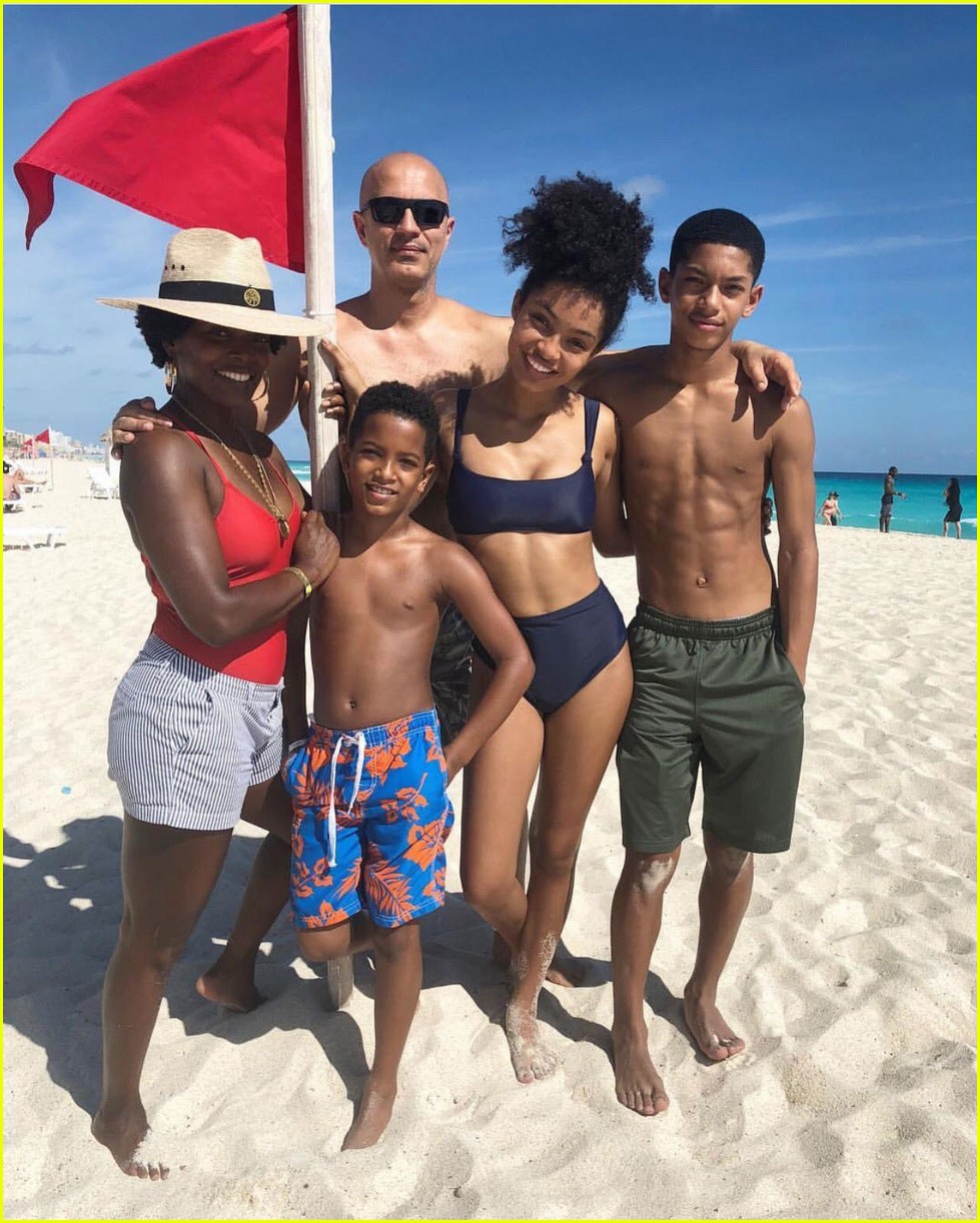 yara shahidi vacations with family in cancun for christmas 05