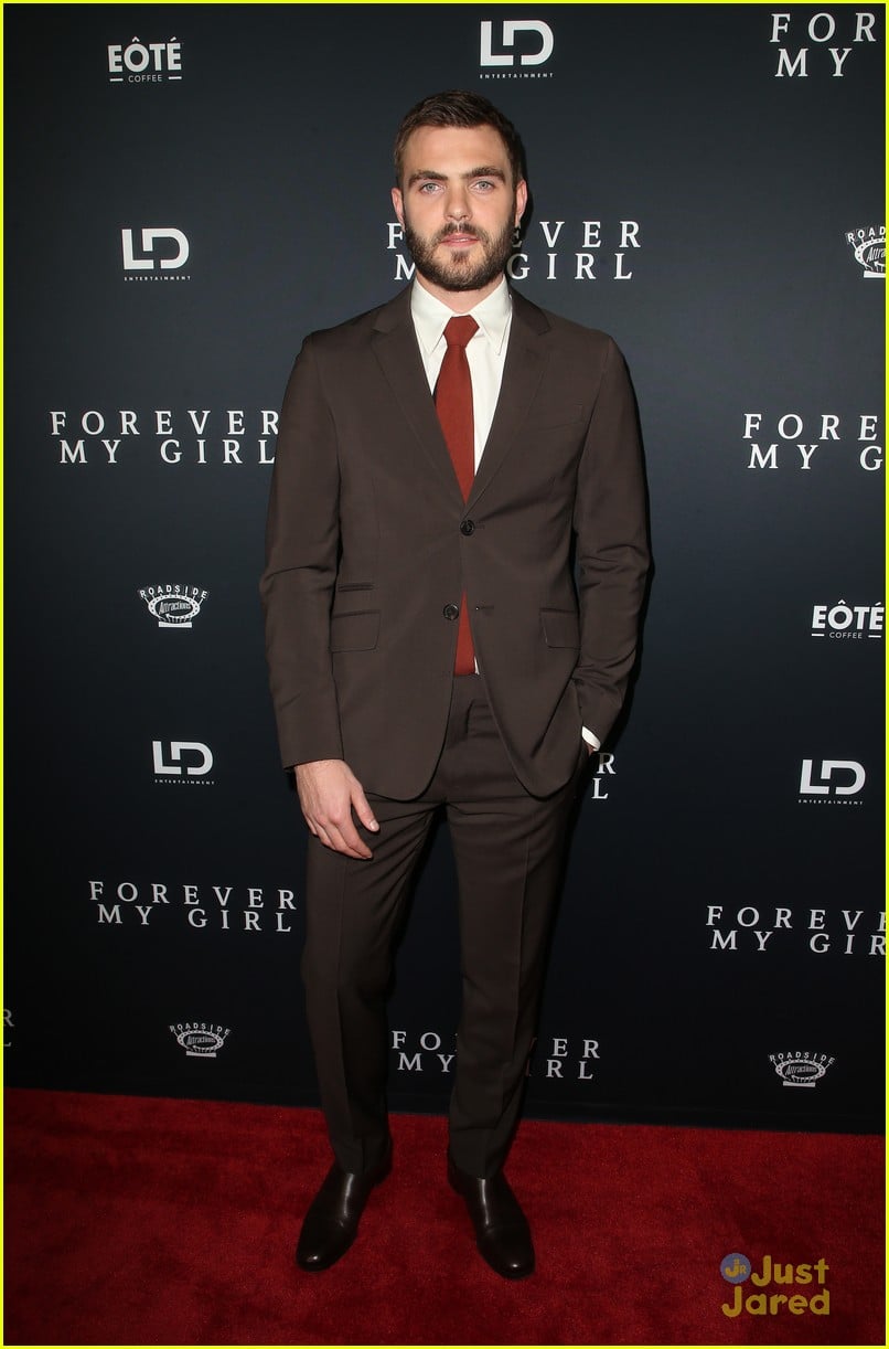 Alex Roe Suits Up For 'Forever My Girl' Premiere in LA | Photo 1133266 ...