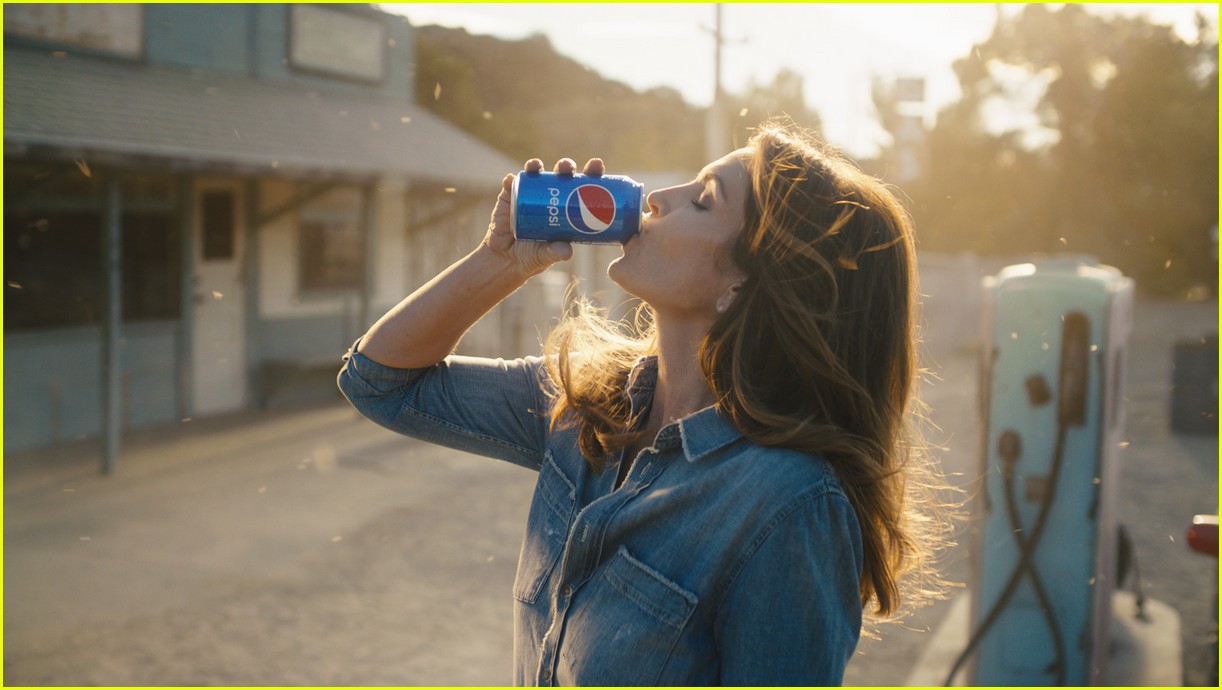 cindy crawford to star in pepsi commercial with son presley 02
