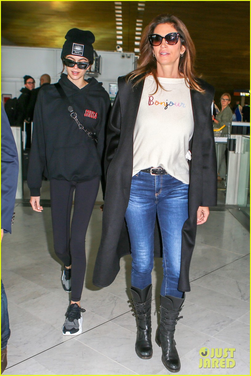 cindy crawford and daughter kaia gerber touch down in paris 01