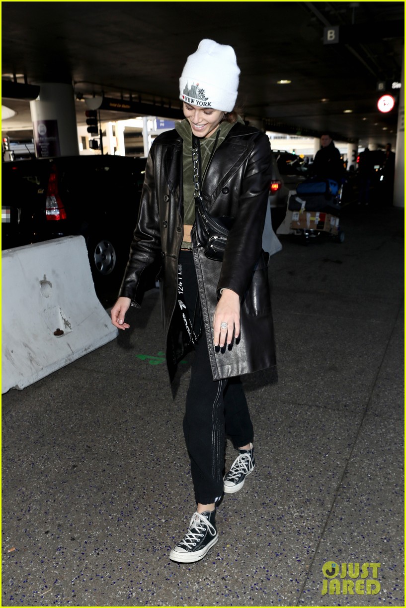 kaia gerber arrives in la in a new york beanie following paris fashion week 03