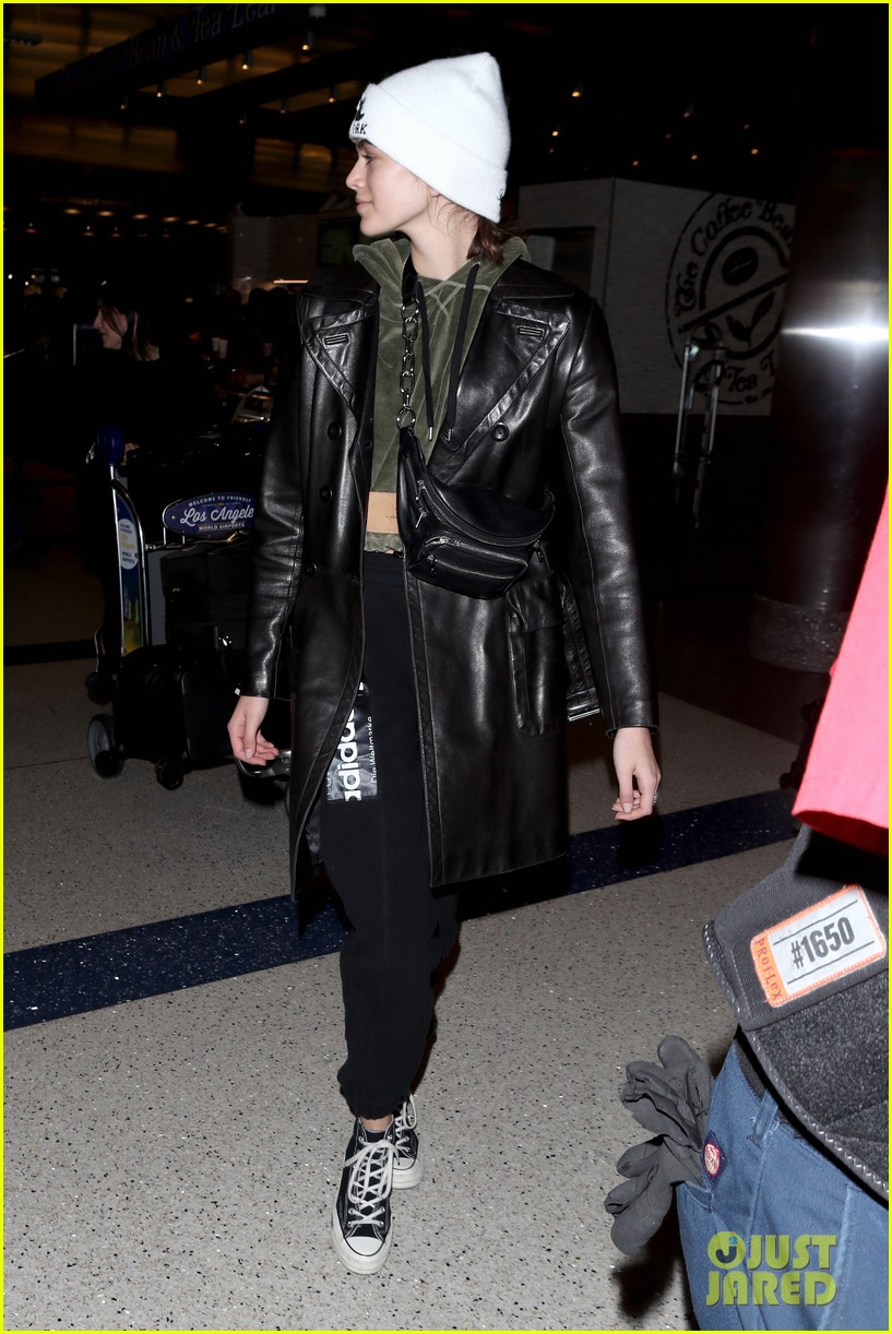 kaia gerber arrives in la in a new york beanie following paris fashion week 06